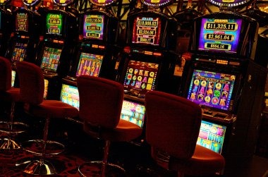 harumbet mobile app interface showing slot games and live casino tables on Android and iOS devices